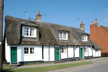 View of thatched terraced cottages, Aldbury, Hertfordshire, England