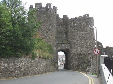 Photos -  road passing through a very narrow archway, Conway, Gwynedd, Wales