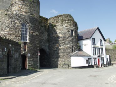 Scene showing the quayside medieval gateway, Conway, Snowdonia, Caernarvonshire (Gwynedd), North Wales