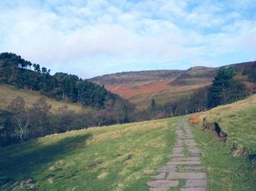 Picture near Edale showing the path up to Grindsbrook Clough