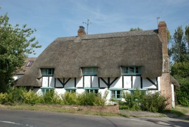 Photograph of a thatched cottage, Upper Clatford, Hampshire (Hants), England