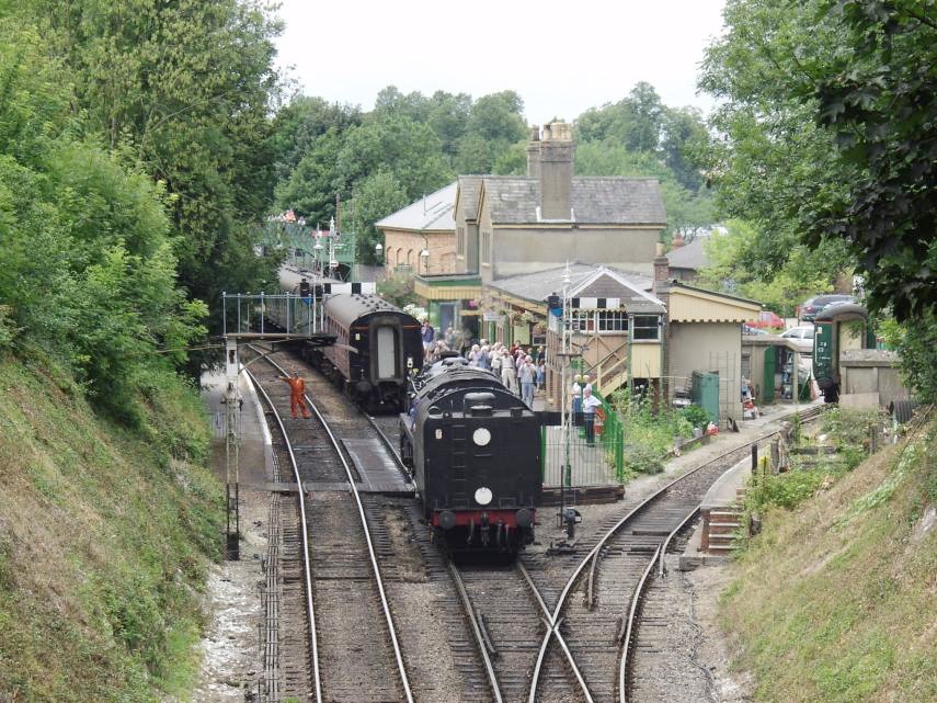 Locomotive 92212 approaching waiting coaches, New Alresford, Hampshire, England, Great Britain