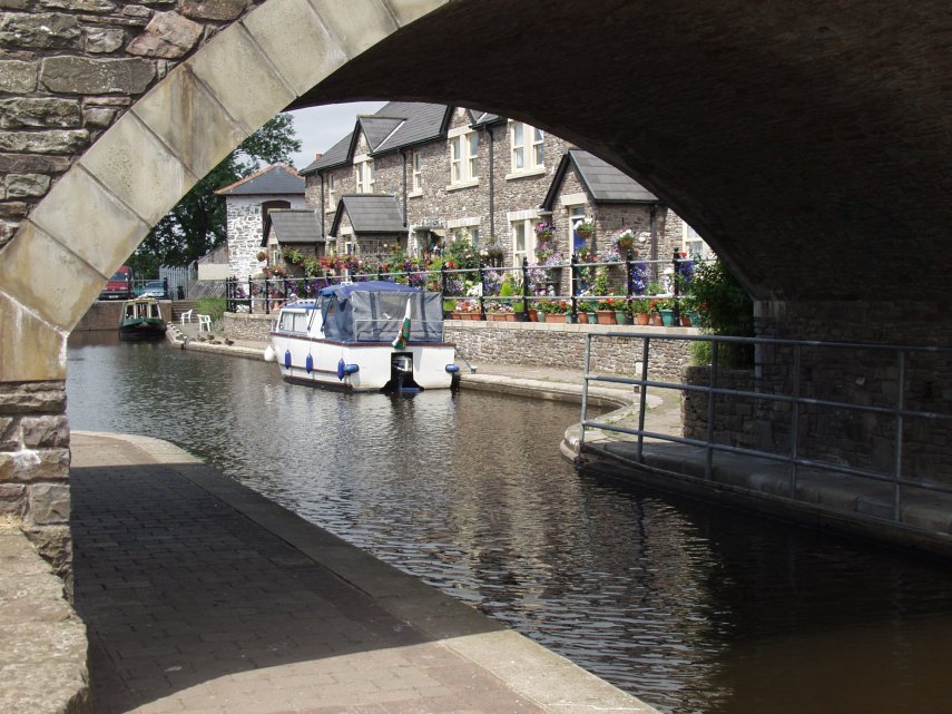 Cottages, Brecon and Monmouth Canal, Brecon, Brecknockshire, Wales.
