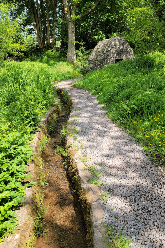 The Maen-Du Well, Brecon, Brecknockshire, Wales.