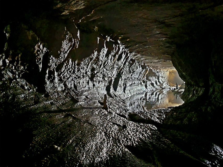 Rock walls sculpted by water flow, main stream passage, Ingleborough Cave, Clapham, Yorkshire, England, Great Britain