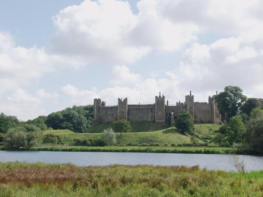 Castles - Picture of Framlingham Castle from across Framlingham Mere