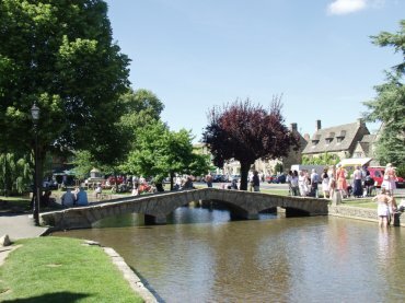 River Windrush, Bourton-on-the-Water, Cotswolds, Gloucestershire Bourton-on-the-Water, Gloucestershire, England