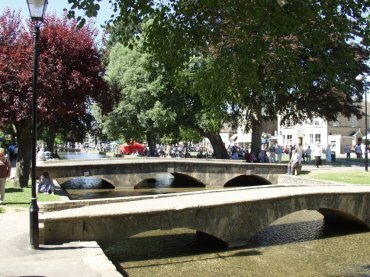 Bourton-on-the-Water, Cotswolds, Gloucestershire River Windrush, Bourton-on-the-Water, Gloucestershire, England