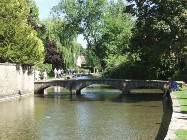 River Windrush, Bourton-on-the-Water, Cotswolds, Gloucestershire Bourton-on-the-Water, Gloucestershire, England